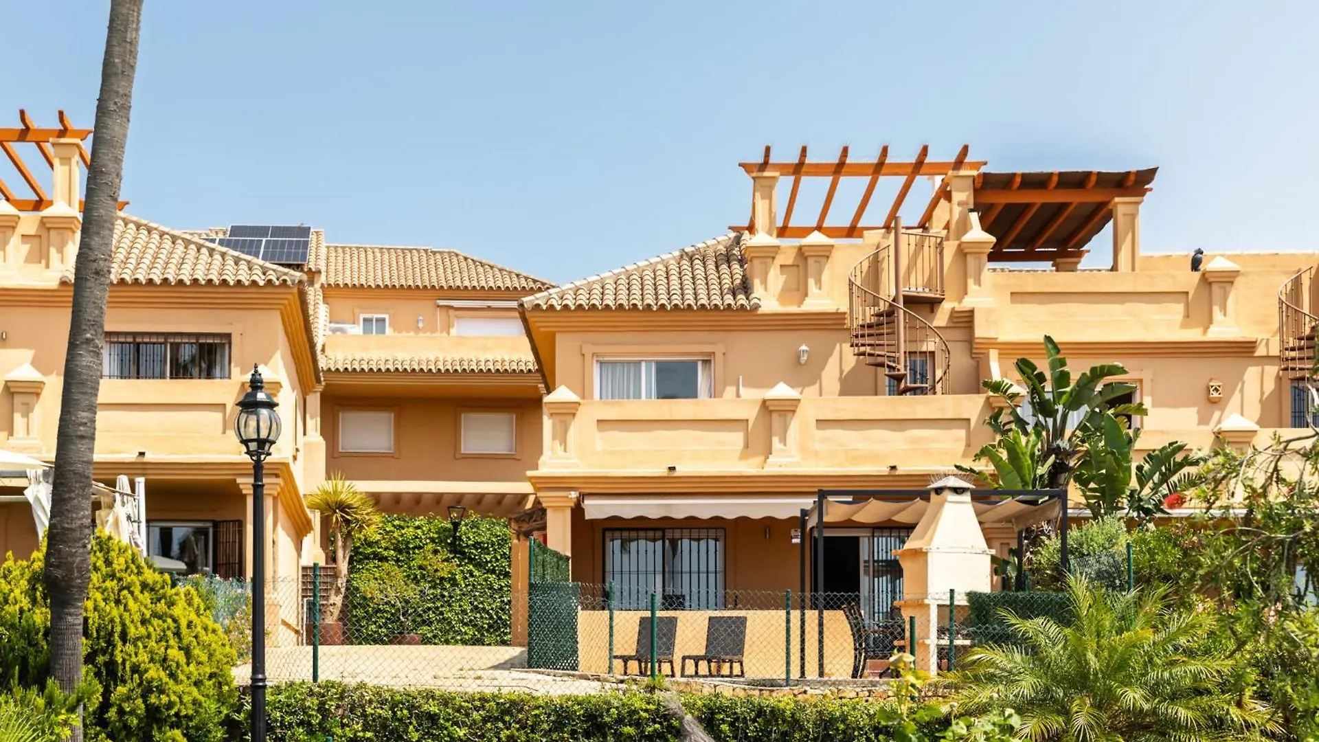 Bonita Casa Adosada En Esquina Estepona